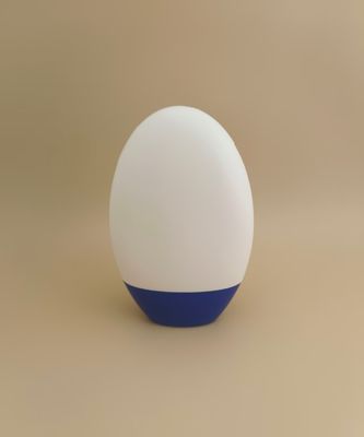 Garrafa de plástico lisa e branca com tampa azul para shampoo