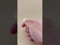 Embalagem de protetor labial verde pequeno com tampa canelada transparente para batons