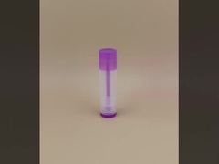 Embalagem pequena, lisa e transparente de protetor labial com tampa roxa para batons