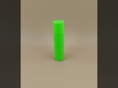 Pequena embalagem lisa de bálsamo verde com tampa rosa para batons