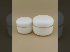 Pote de creme de plástico branco com bordas arredondadas e borda prateada para loção feminina