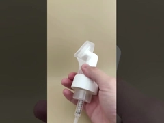 Bomba de espuma grande de plástico branco com um pincel para garrafas de lavagem corporal