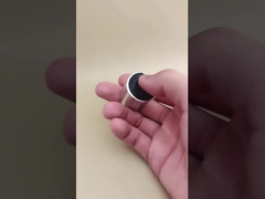 Tampa redonda lisa de alumínio-plástico prateado com botão preto para frascos de cuidados com a pele