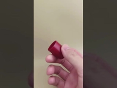 Tampa de plástico vermelha com design elegante para frascos de produtos para a pele