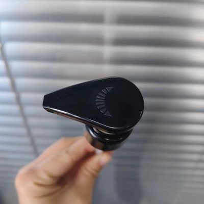 Bomba de loção PP com fecho canelado fino, cabeça de sela, plástico, com rosca