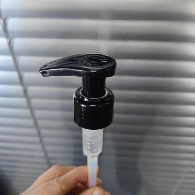 Bomba de loção PP com fecho canelado fino, cabeça de sela, plástico, com rosca