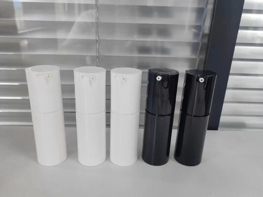 Mini frasco de loção sem ar branco vazio com fundo de borracha e conveniência de viagem