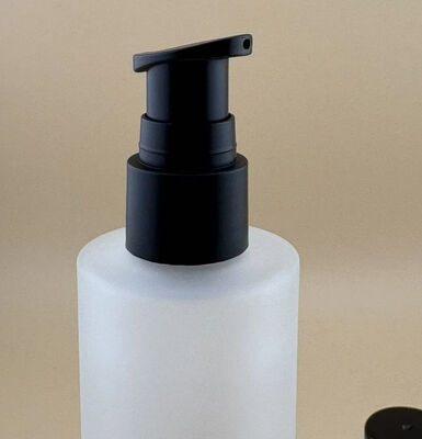 Garrafa de vidro transparente fosco com bomba de tratamento preta para cosméticos