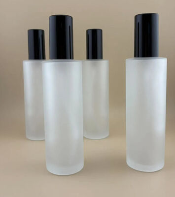 Garrafa de vidro transparente fosco com bomba de tratamento preta para cosméticos