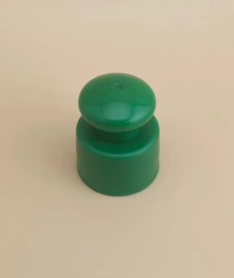 Tampa lisa de plástico verde com botão para frascos cosméticos