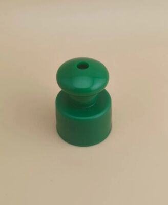Tampa lisa de plástico verde com botão para frascos cosméticos