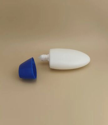 Garrafa de plástico lisa e branca com tampa azul para shampoo