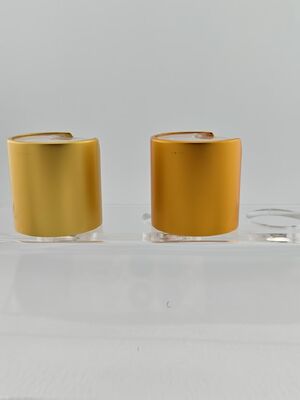 Amarela Alumínio-Plástico Redondo Gloss Cap com botão transparente para garrafas de cuidados com a pele