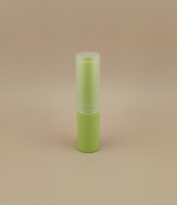 Embalagem de protetor labial verde pequeno com tampa canelada transparente para batons
