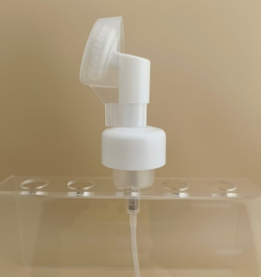 Bomba de espuma grande de plástico branco com um pincel para garrafas de lavagem corporal