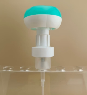Bonito design bomba de espuma de forma de flor de plástico cian para garrafas de desinfetante de mãos para crianças